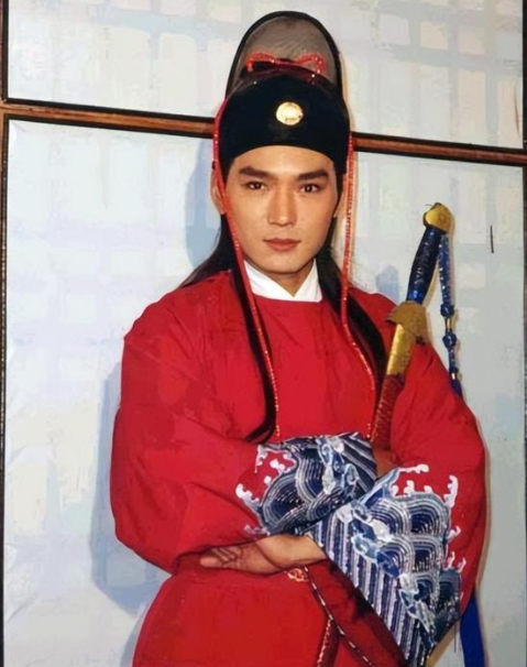 1994年，焦恩俊与化妆师黄婉琳结婚。焦恩俊母亲得知后立刻阻止:“不要娶这个女人