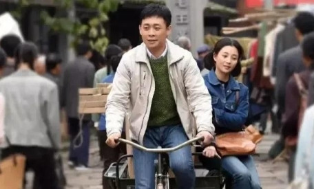 2015年，殷桃接到《鸡毛飞上天》邀约时，却提出一个要求：“我要带人进组，否则我