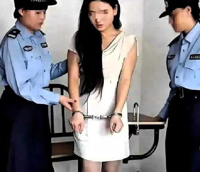 2002年，护士周华突然在医生李仁强的脖子上扎了一针，还嬉皮笑脸地说：“跟你开个