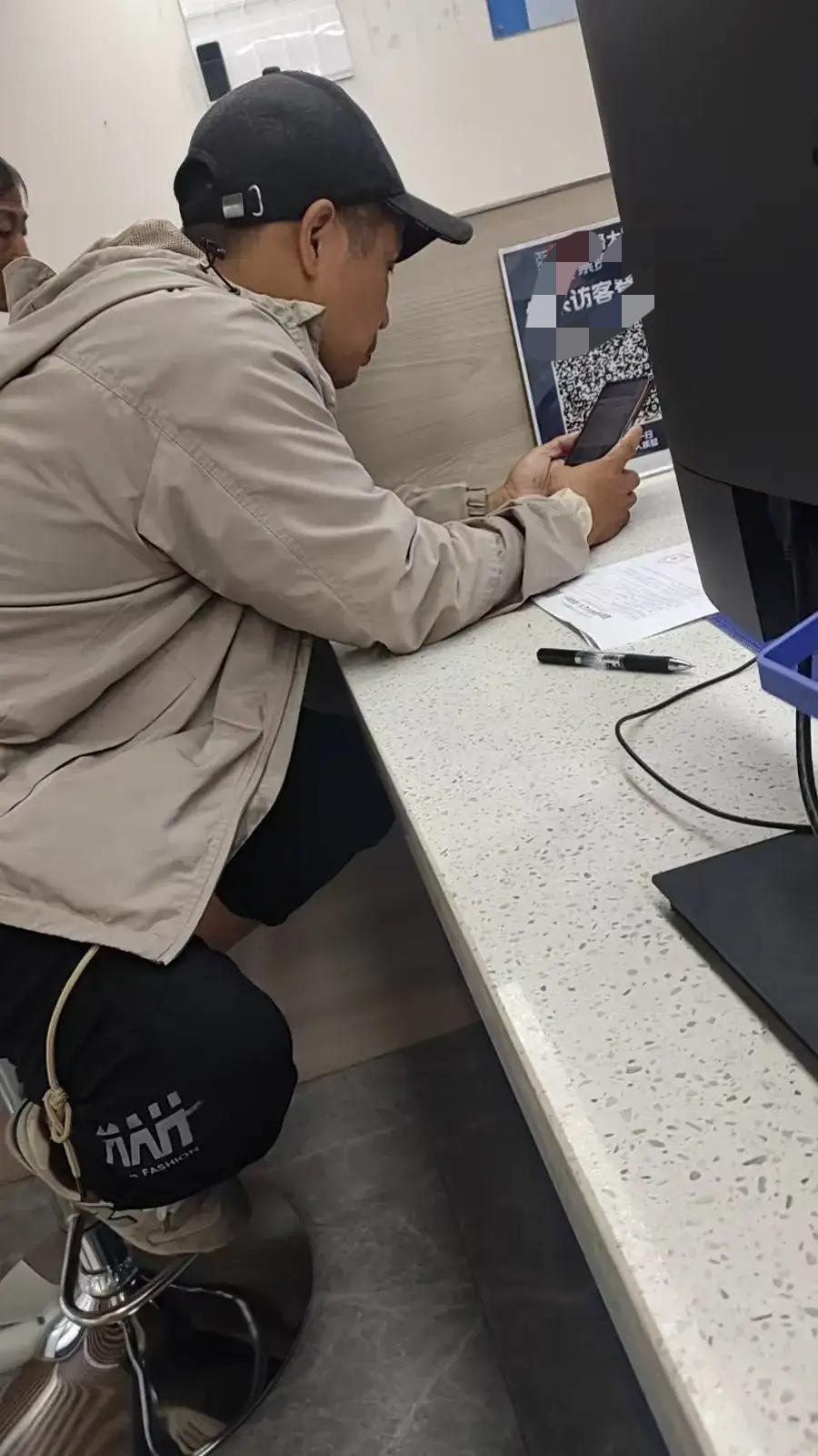 这个人骑电动车把我和我妈撞了，我报了交警，交警也做了判责，这个肇事者主责，他说他