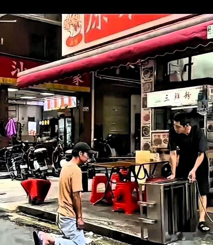 深圳肠粉店前一跪，跪碎的何止是尊严？他不是缺这碗裹着米浆鸡蛋的肠粉，是缺一个