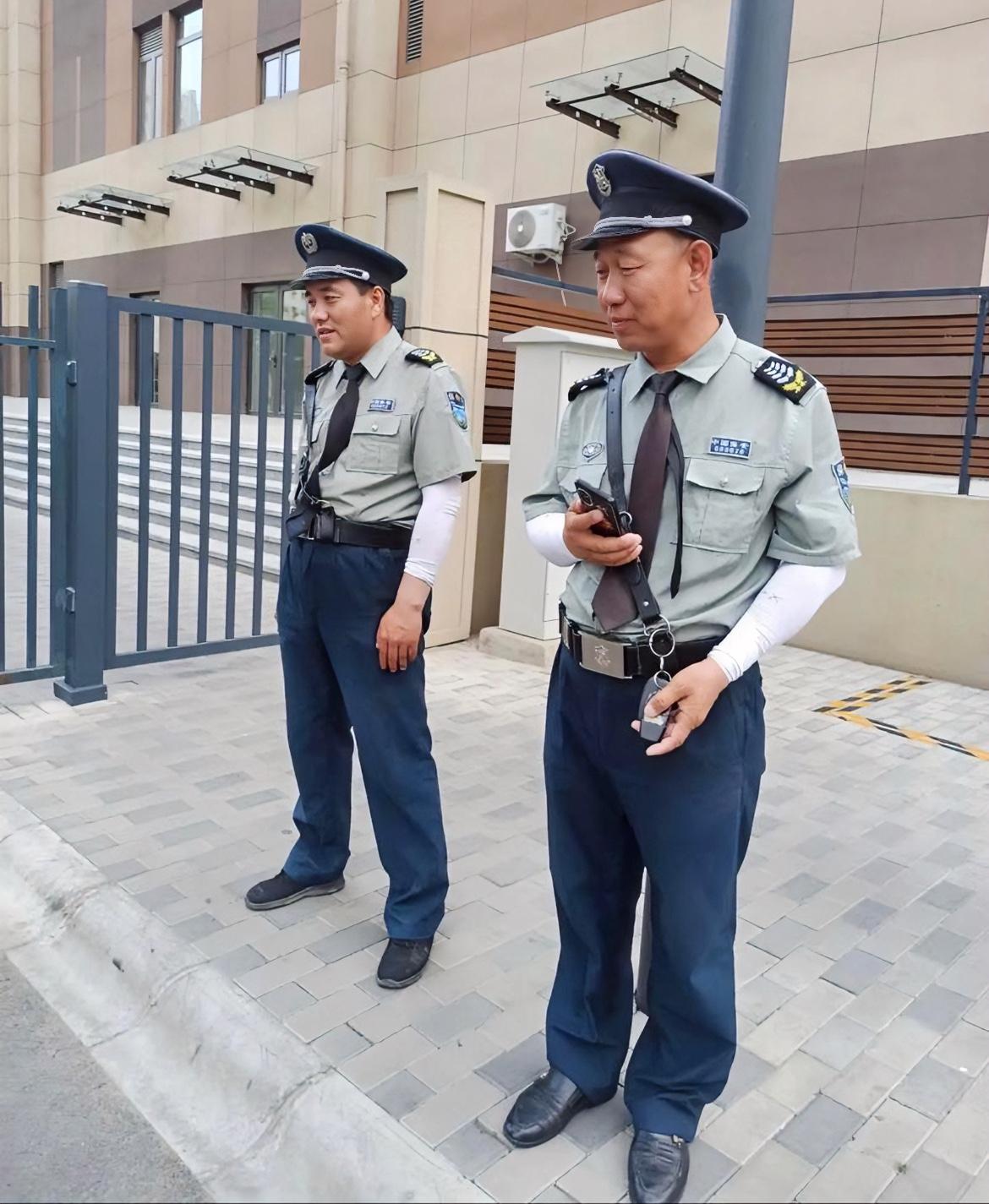 周末在小区门口和保安聊天，他一脸惆怅地说，干了十六年保安，省吃俭用供儿子上大
