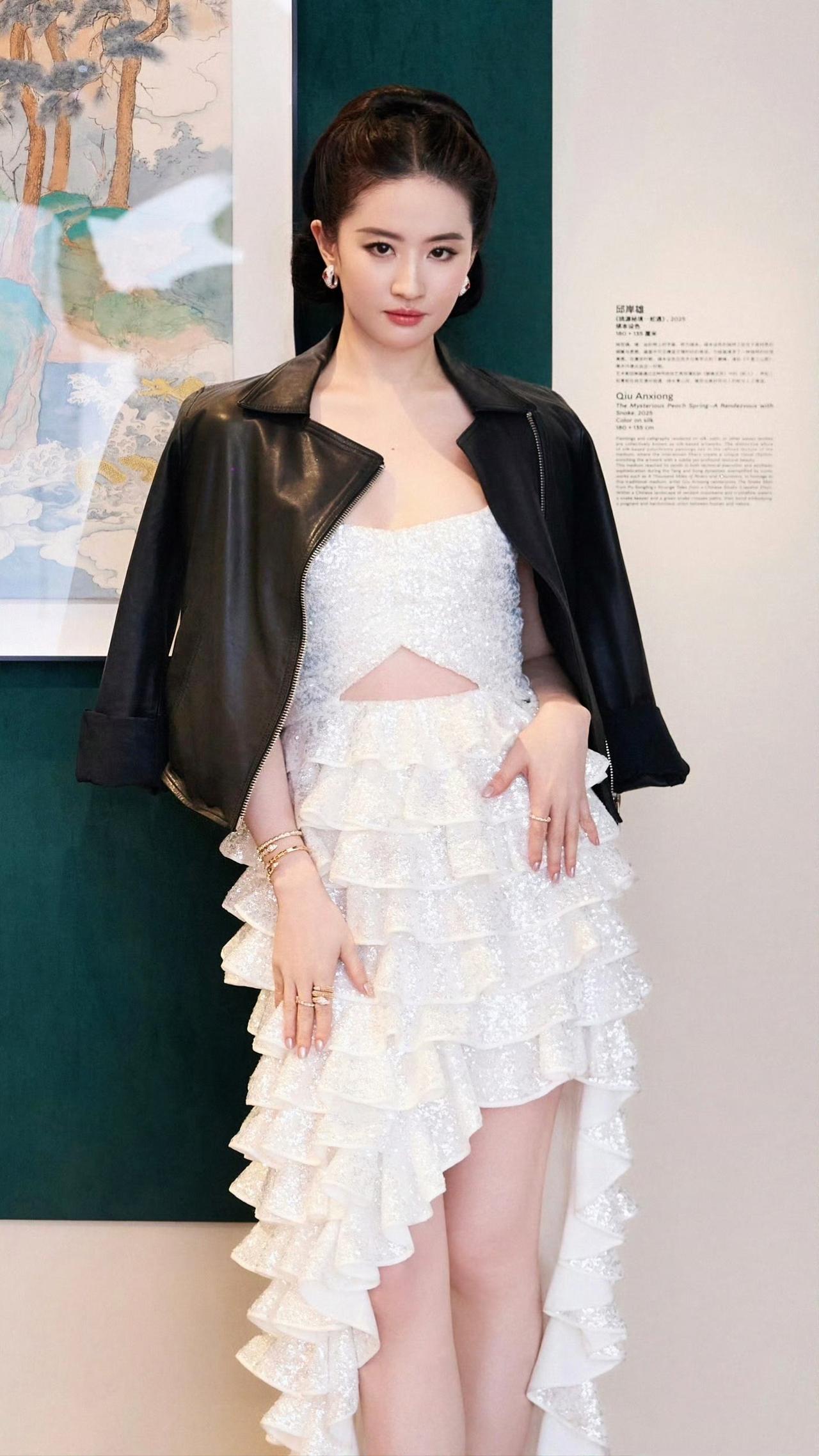 用“吹弹可破”形容刘亦菲，不过分！刘亦菲好皮肤白性感