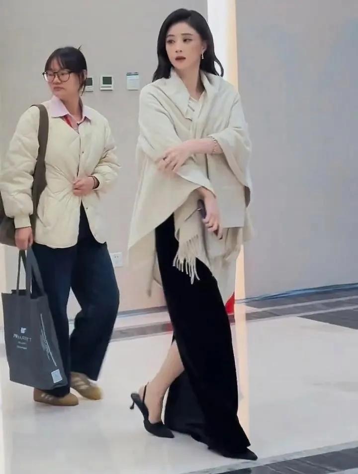 蒋欣42岁美出新高度，知性优雅演绎逆龄女神范谁能想到蒋欣已经42岁了！近期