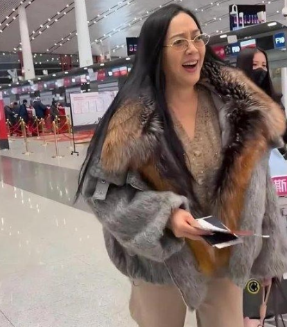 55岁的钟丽缇穿皮草现身机场网友看到后瞬间炸开了锅，曾经的女神竟然胖到认不出，
