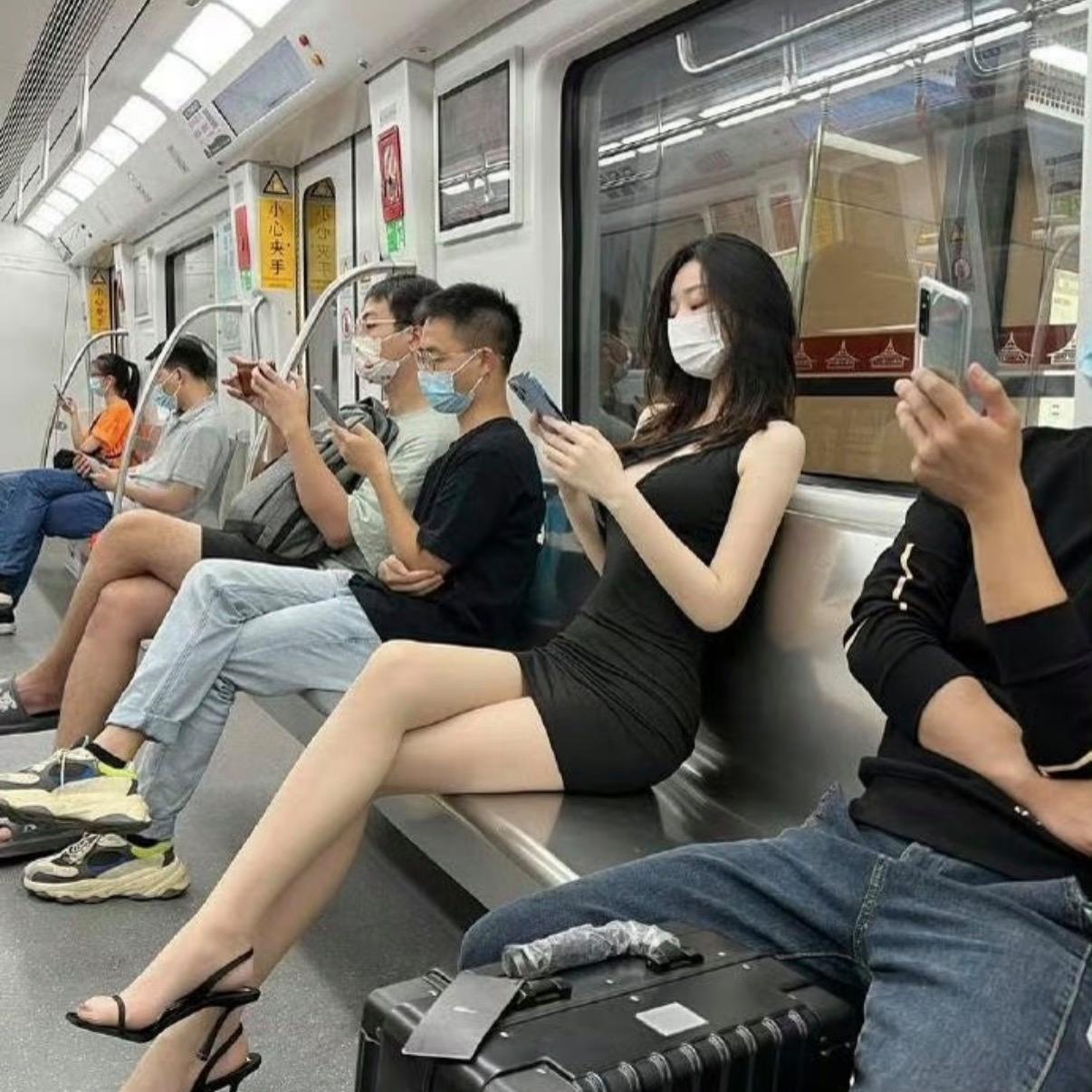 地铁里还在坚持戴口罩的人，多吗？不知道大家发现没有，如今坐地铁，戴口罩的人