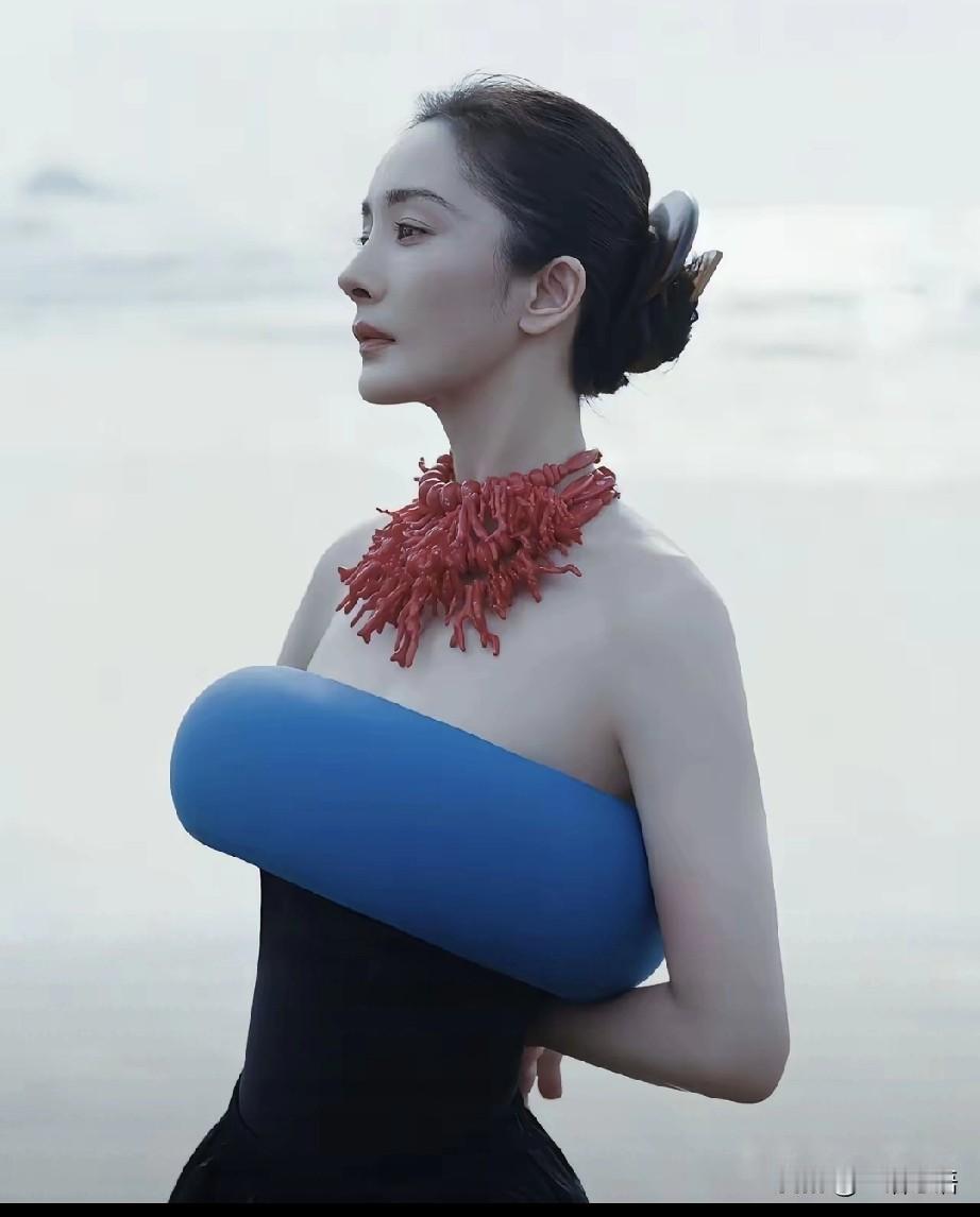 扬幂又出新造型，果然很惊艳！一向不性感的扬幂，这次的造型设计的真有特点。不暴