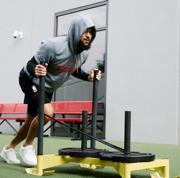 球队最好的防守教练，现在穿着西装坐在场边。范弗里特，冠军后卫，赛季报销后每天早