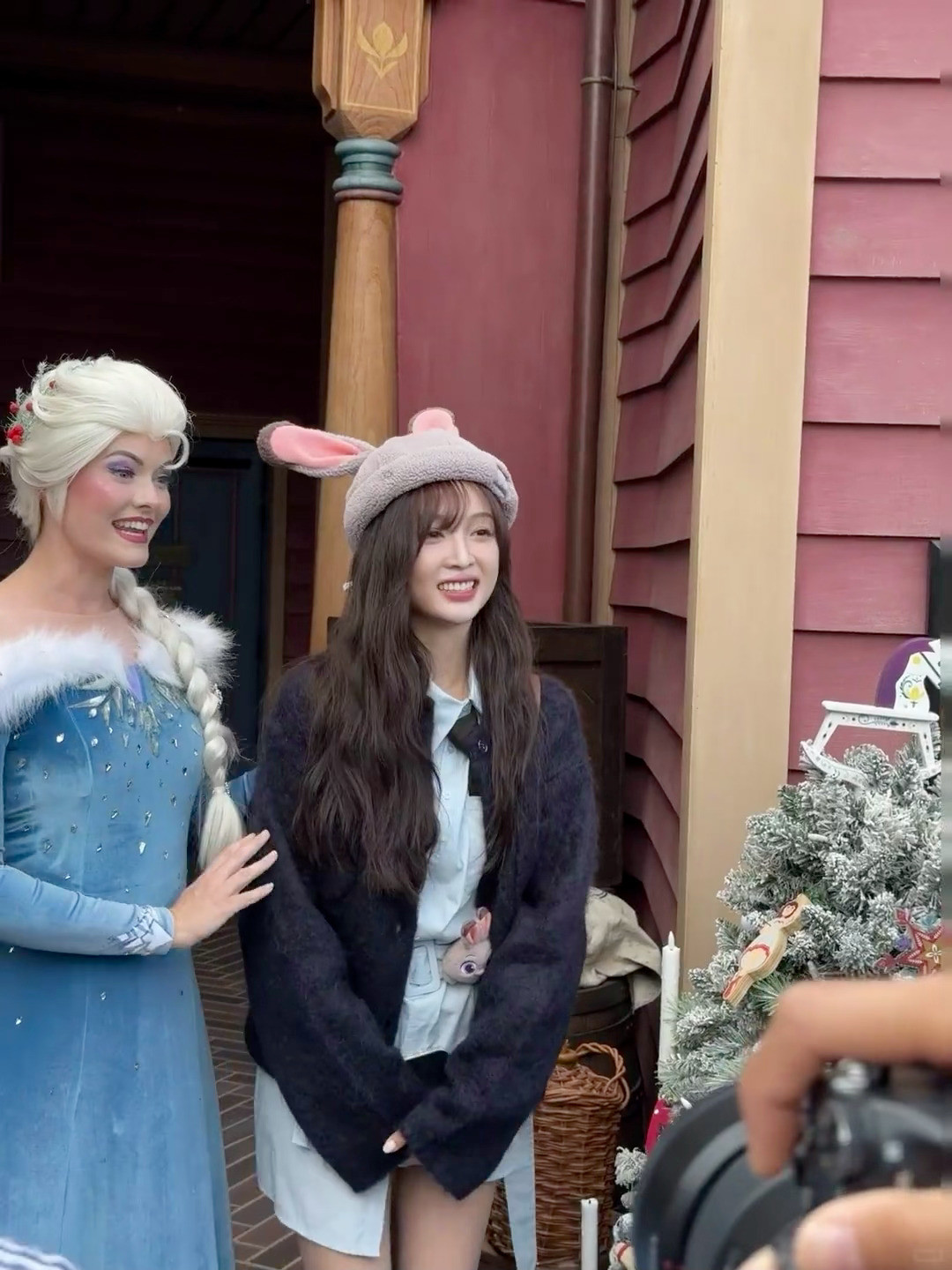 吴宣仪wxy网友香港迪士尼偶遇吴宣仪偶遇合影的吴选live图