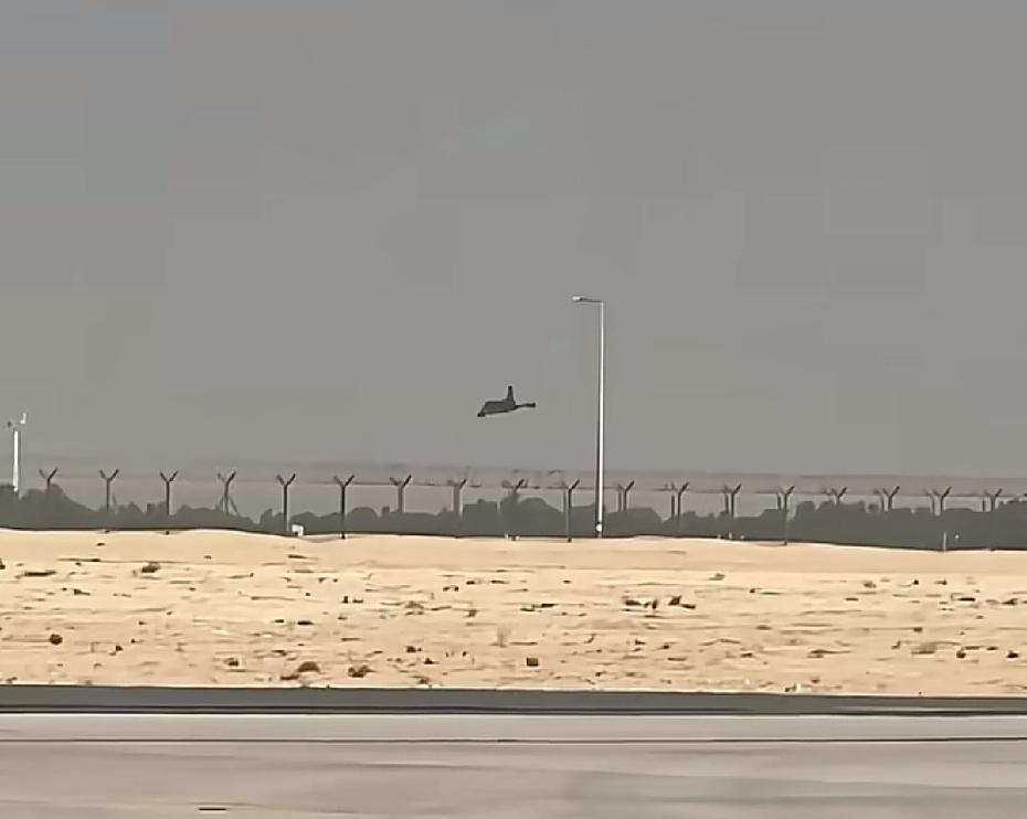 印度：睁大眼睛看好了，我要表演我的拿手绝活了。迪拜：哦！光辉还有拿手绝活？印