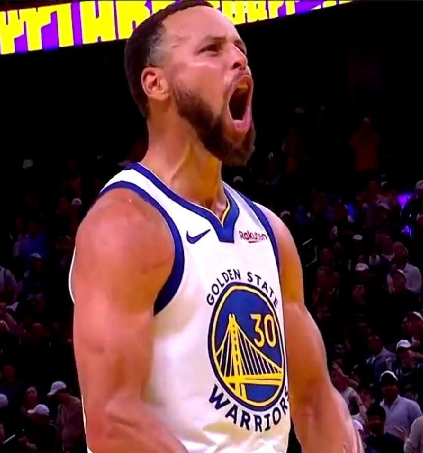 他们都在拼命投三分，但都还没学会怎么投。库里这赛季用18场轰进226个三分，命