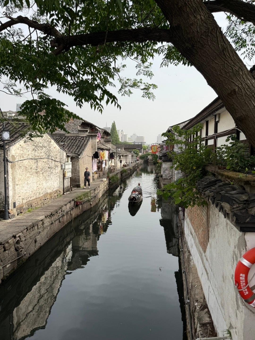 中国旅游日一方水土养一方人，一方山水造就一方风情，在江南水乡听到越剧、黄梅戏，