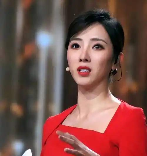 狐狸尾巴藏不住？李思思离开央视原因曝光，原来“野心”不止于此2023