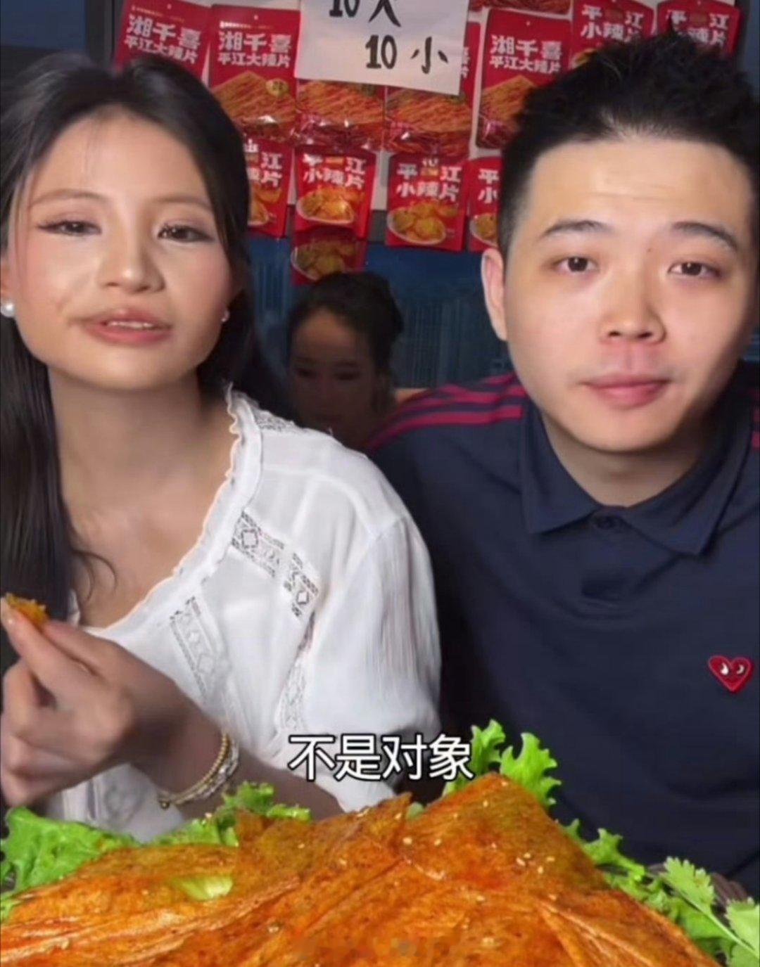 小英和男助播好暧昧确实挺暧昧的都快搂到一起了网友们说是从一个坑跳进另一个坑都在