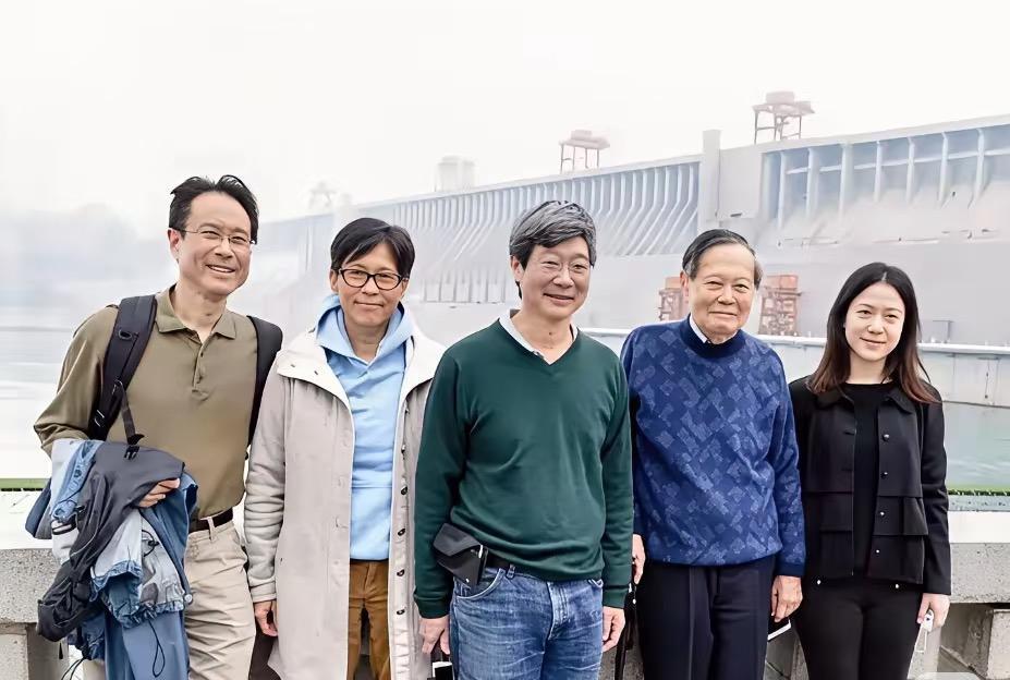 关于杨振宁的全家福大家有没有发现一个奇怪的点！杨振宁是拿过诺奖的大科学家，研究