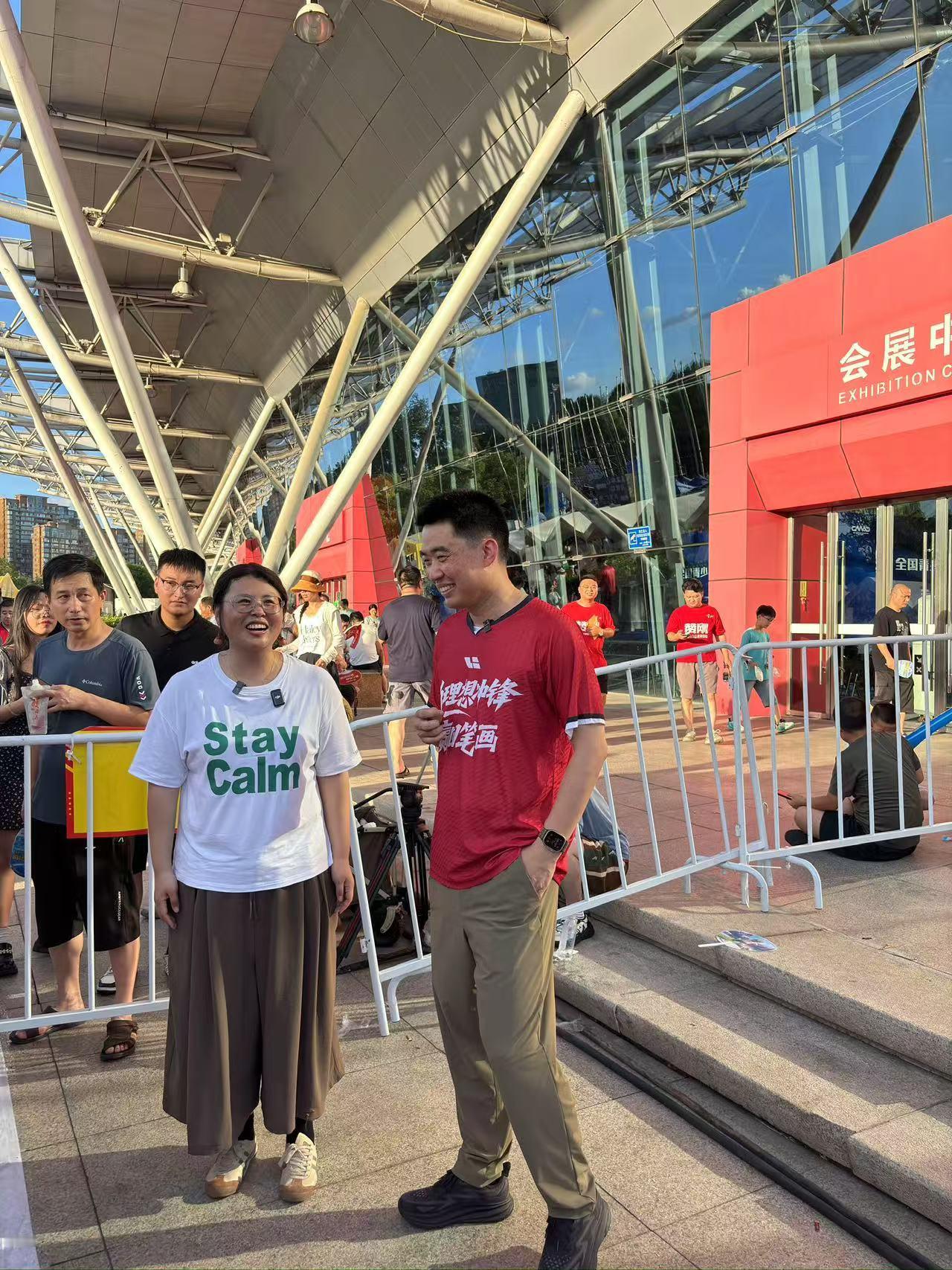 李想老婆现身常州好无语的热搜怎么不关注一下李想的身材保持的不错，一看就挺自律在小
