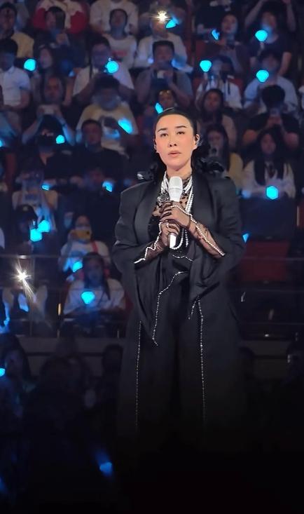冒重罚风险，那英破了行规！9月26日夜成都，演唱会正热，她突然打断流程，换黑衣上