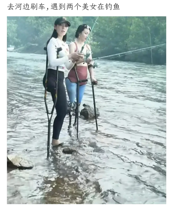 去河边溜达，遇到两个美女在钓鱼。