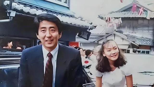 安倍晋三死后:妻子回归田园,满身泥巴像个农妇,却被美国看重