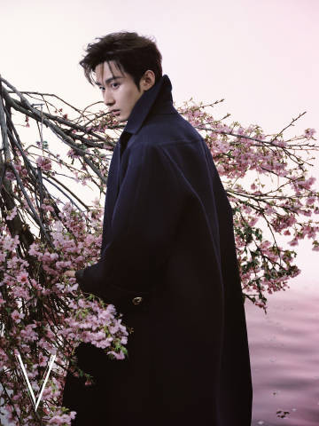 【成毅金发深V造型】又有新造型！清冷桀骜的“白金少年”与矜贵优雅的“贵公子”并存