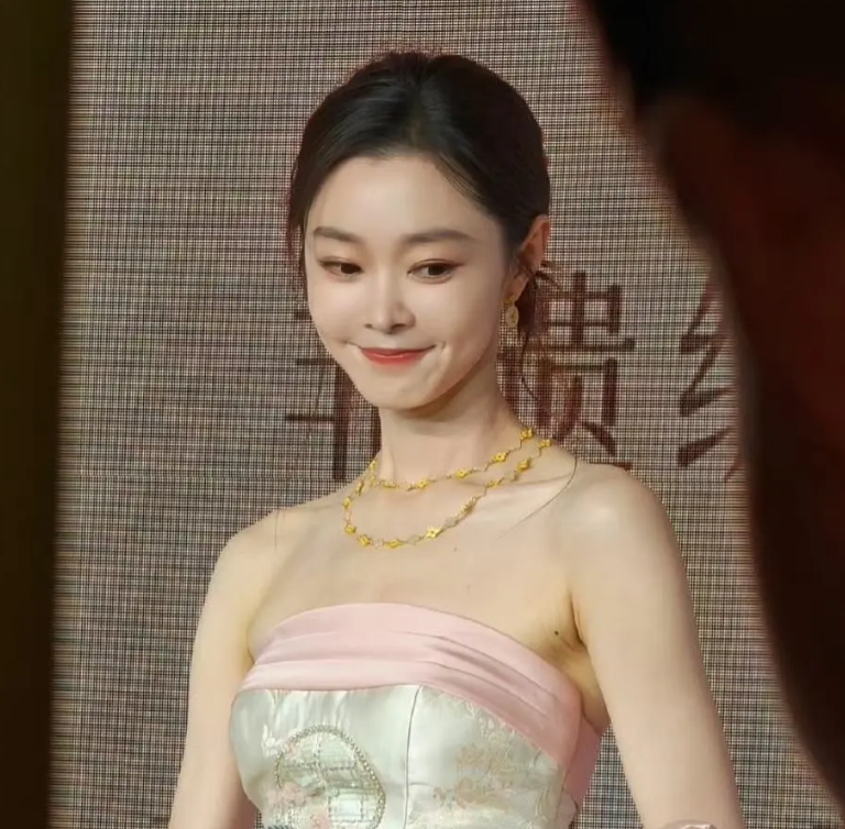 女演员宋轶最新线下活动现场怼脸生图公开，身着粉白刺绣修身抹胸长裙。