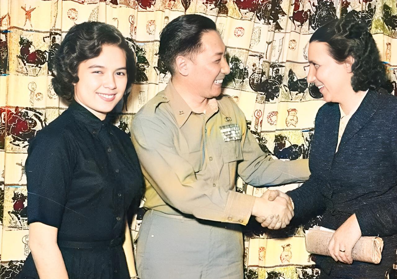这是1957年蒋建镐带着比自己小20岁的妻子邱爱伦接见外宾。蒋建镐的哥哥蒋建丰娶