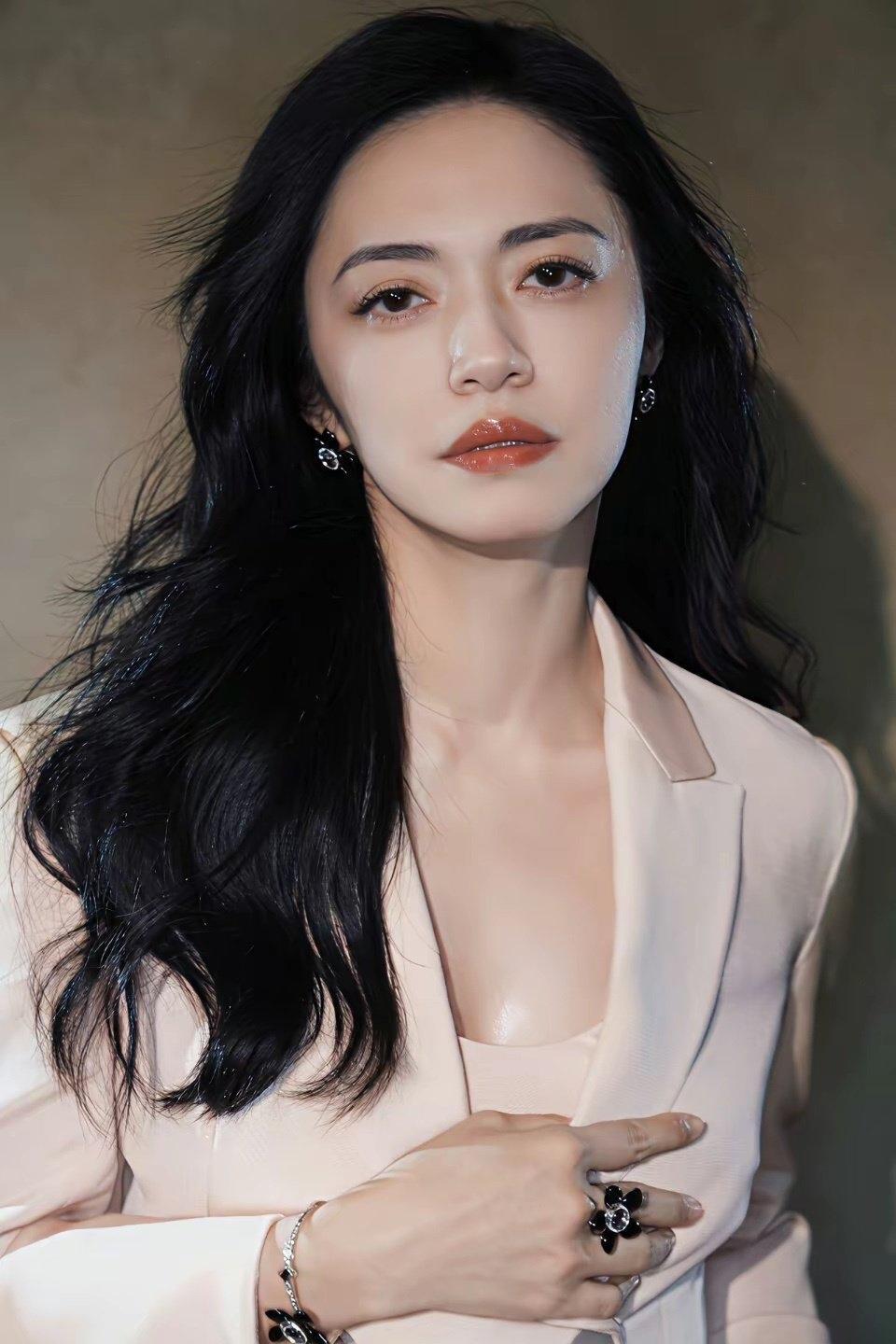 真不理解姚晨这波操作，明明自己手握两大爆剧《潜伏》和《武林外传》，完全可以躺赢