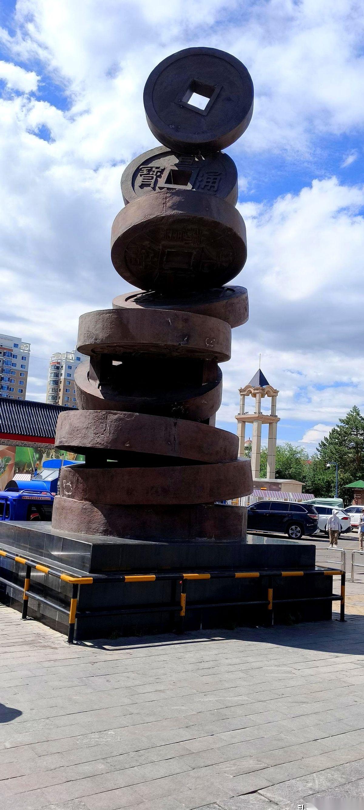 退休当天，秒退工作群。手机一年到头，除了孩子和快递，基本不响。没人请吃饭，也