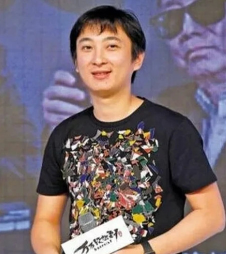 2015年，王思聪豪掷1700万买下一台保时捷送给当时的女友雪梨。而当时的雪梨