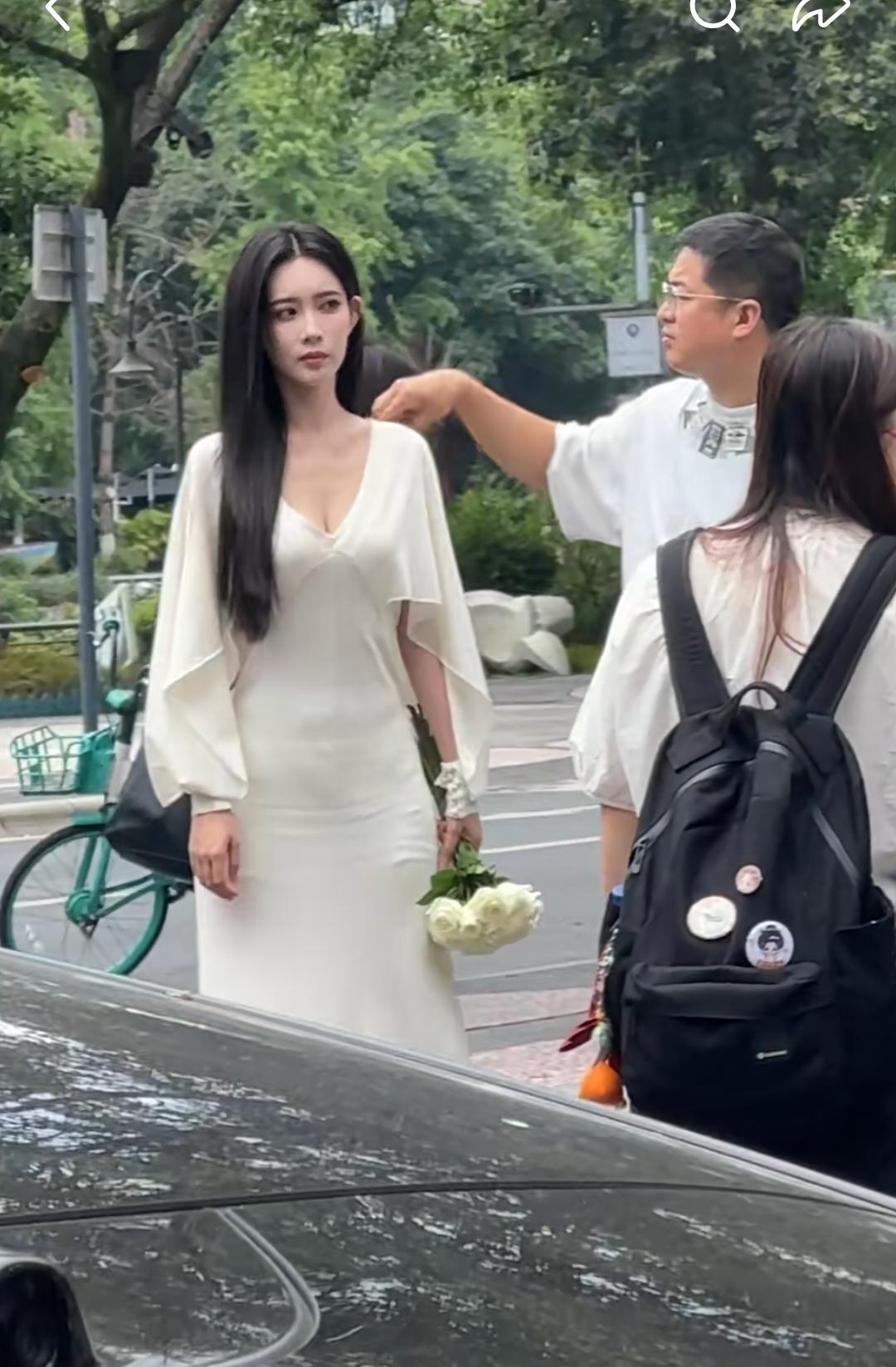 身材真的很好，路人角度下美的不像话！主要是她选的这件衣服真的是无敌了，把她完美