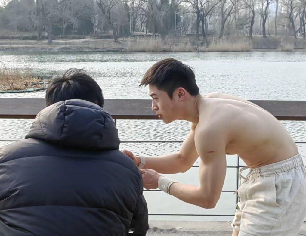 像不像于适？公园偶遇硬核大哥！寒风里只穿短裤练功，身体素质绝了。但还是想劝一句：