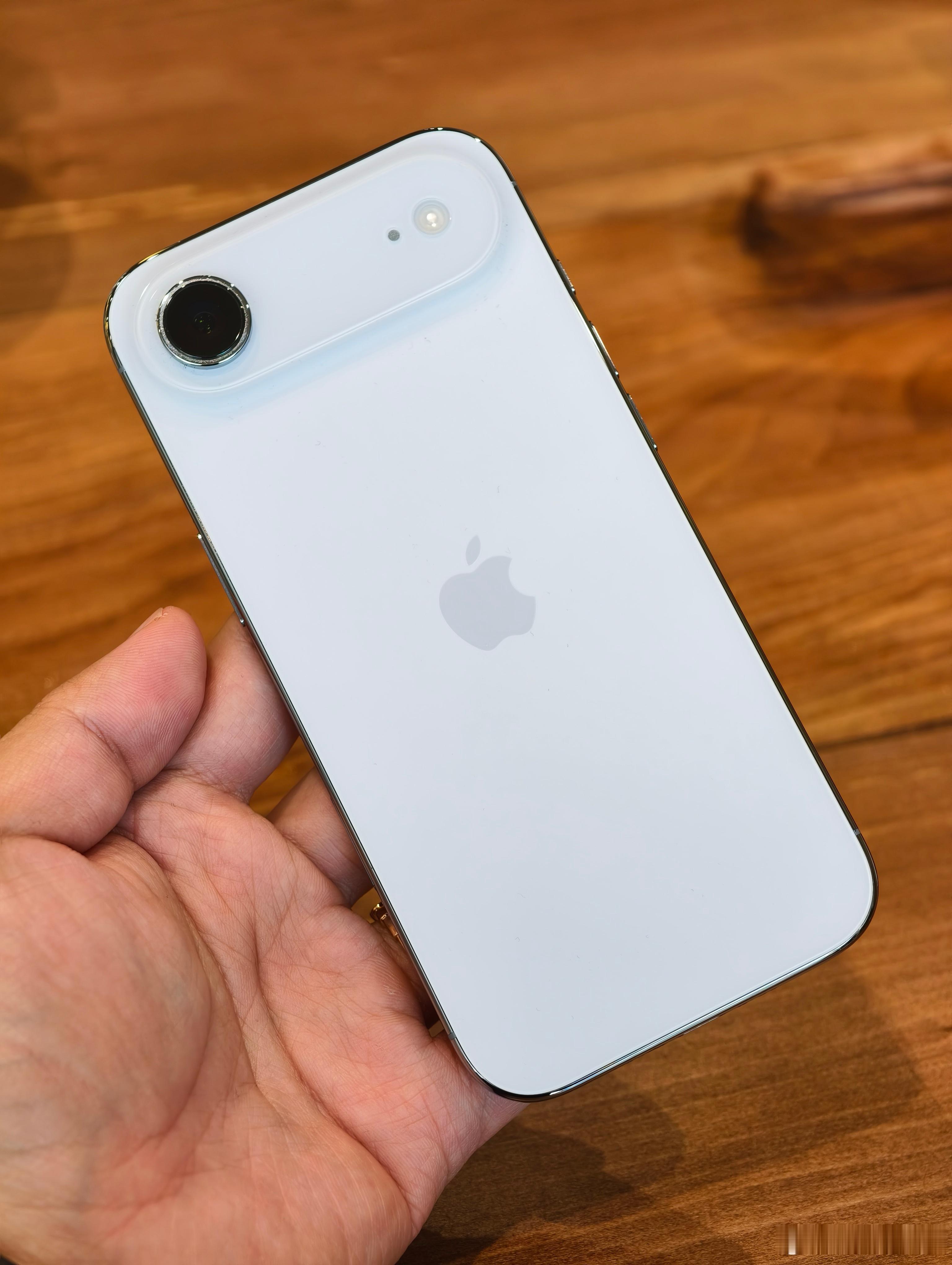 我爹还是太前卫了…之前问我：iPhoneAir能不能买。我说：不建议，Air