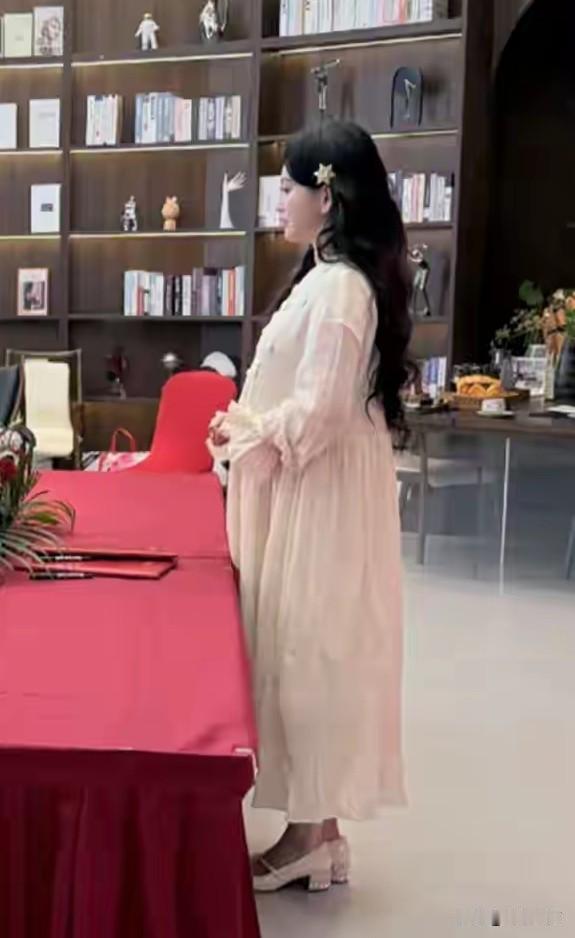 这是有喜了？金莎明明一米六几的身高，可不少现场照片，总把她拍得又矮又胖。
