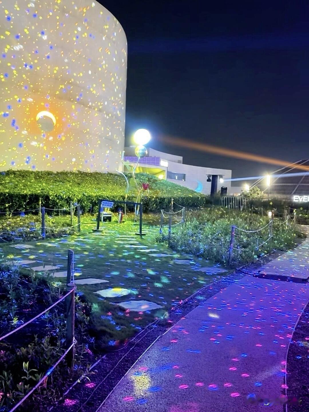 西湖灯光秀真的太绝了！还免门票夜幕一降，湖面像撒满星星✨雷峰塔金光闪闪，断桥