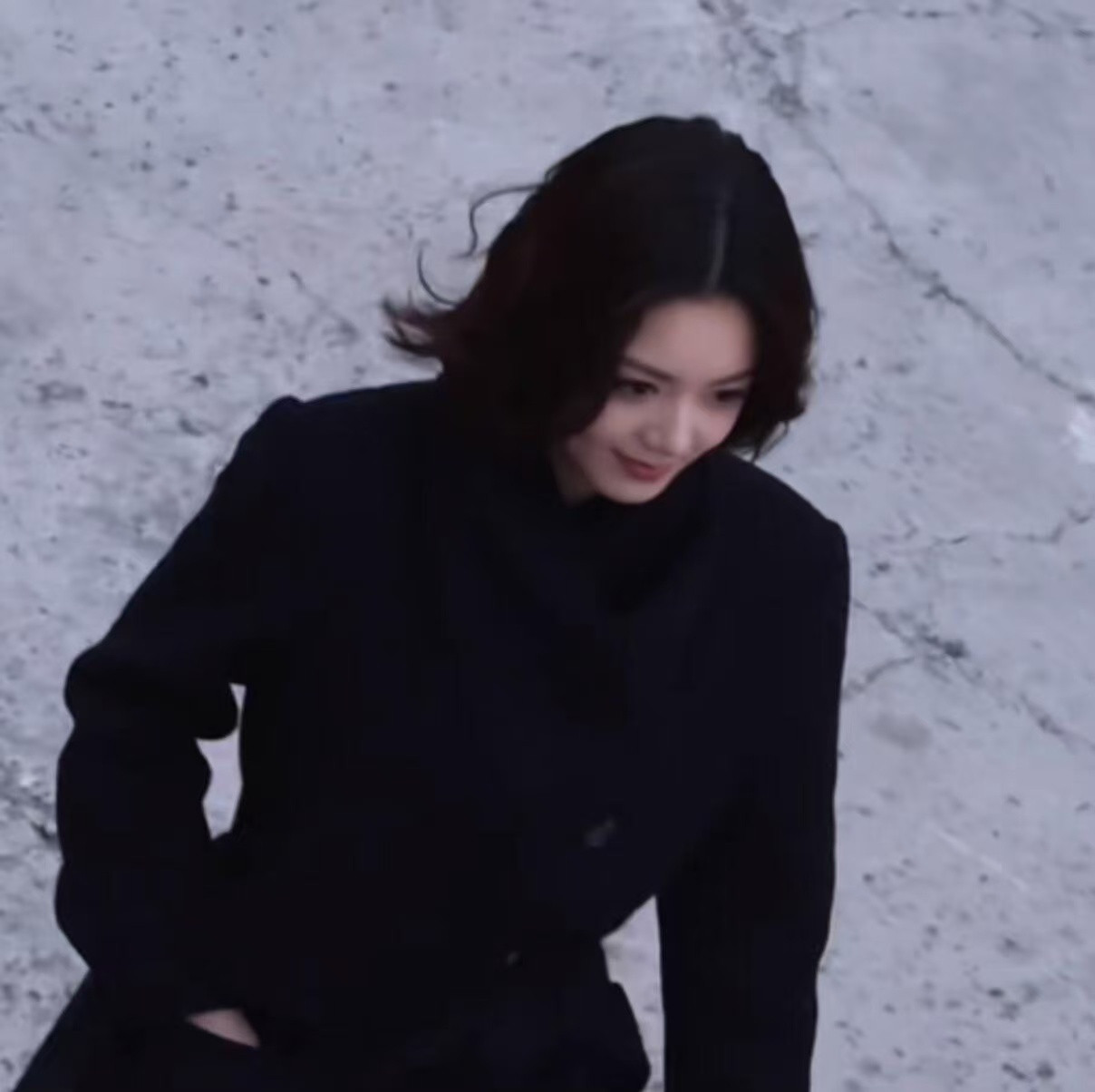 赵今麦黑大衣黑大衣一穿，谁还不是飒爽小聂总！赵今麦自带“外柔内刚”气场，行走间尽