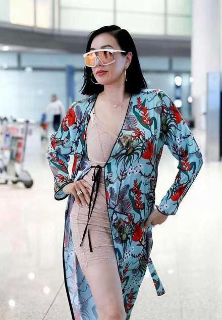 钟丽缇这身打扮，确实没几个人敢往外穿机场里，路人眼睛都直了，不少人悄悄拿出手机拍