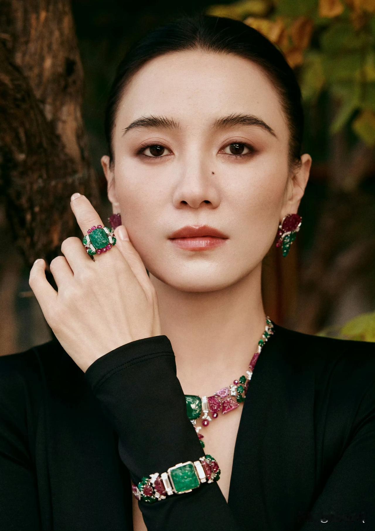 这可是价值不菲的卡地亚珠宝啊，这可是气场强大的影后宋佳啊，但红配绿配色真的拉低高