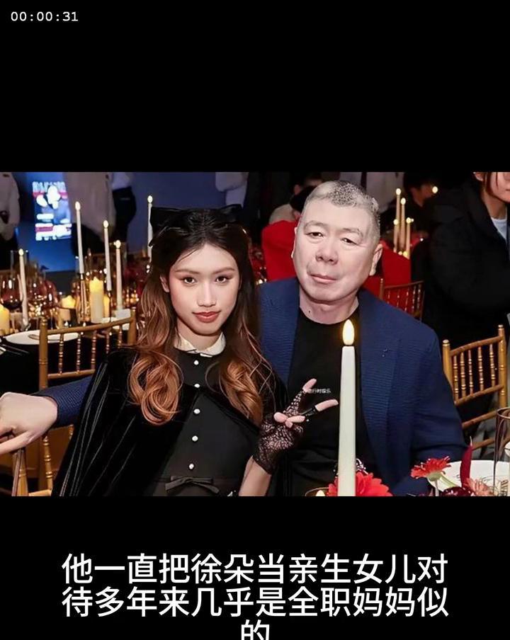 我们又被明星家庭的“破碎证据”骗了。视频里躲开妈妈手的徐朵，在社交平台晒出了紧