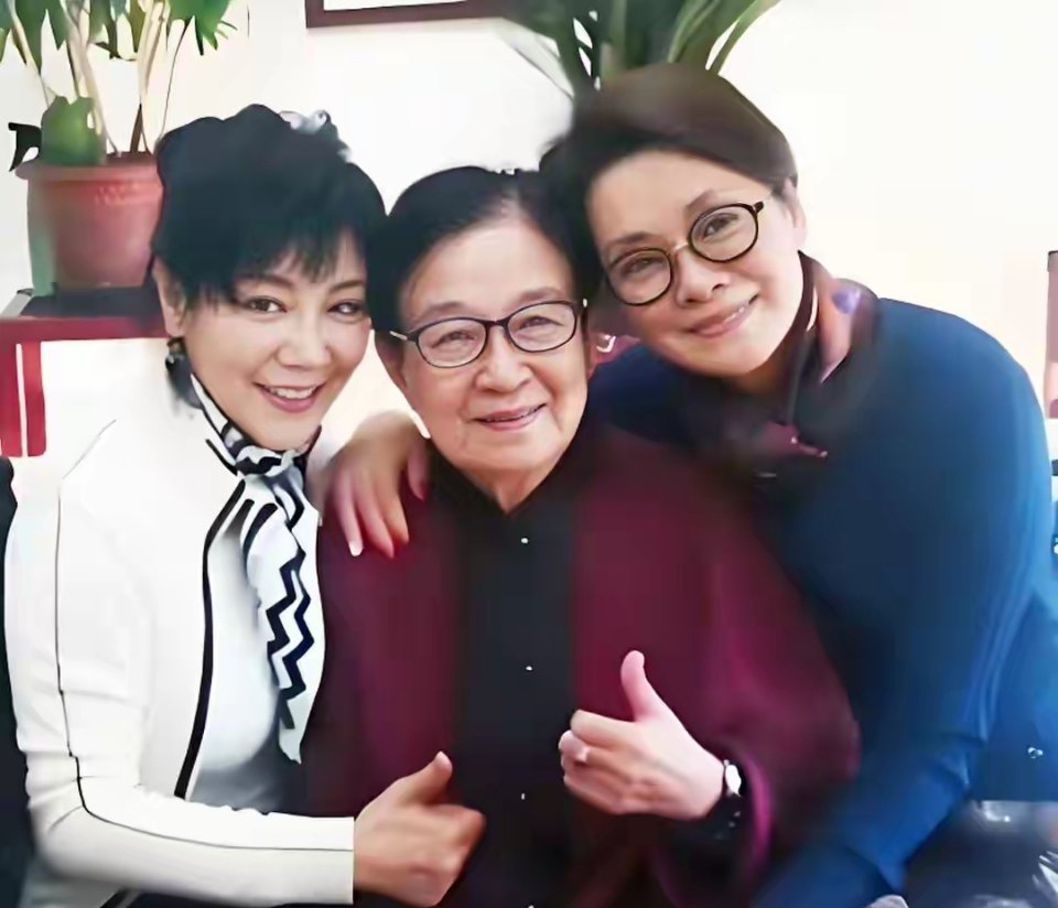 富豪丈夫去世5年后，63岁毛阿敏现状曝光：白发不染黑，儿女相伴