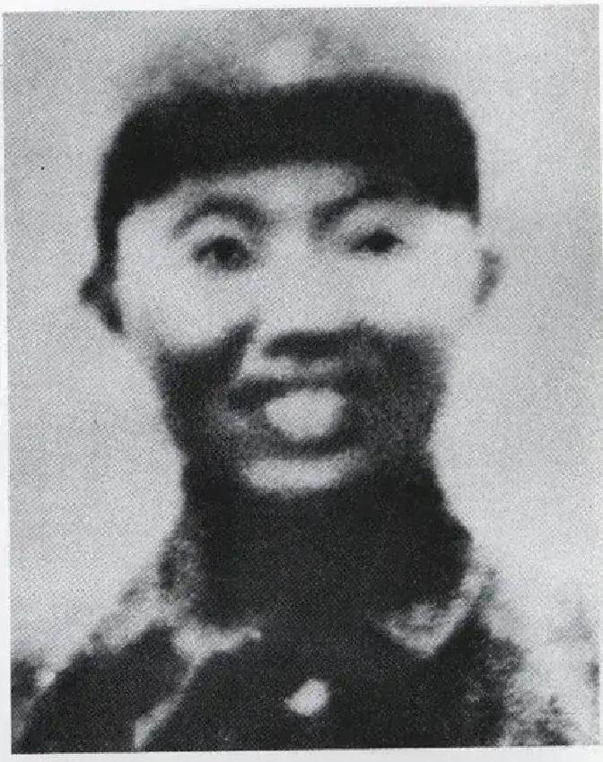 1942年，爆破专家、神枪手王凤麟遭汉奸出卖，被日军围困在马鞍山。打到最后关头
