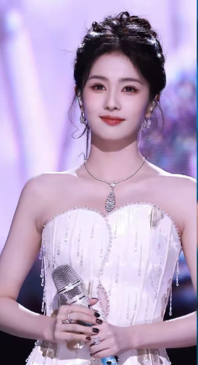 别信什么“撕番位”的鬼话。真相，藏在角色里。白鹿团队当初坚持要平番，片方没答应，