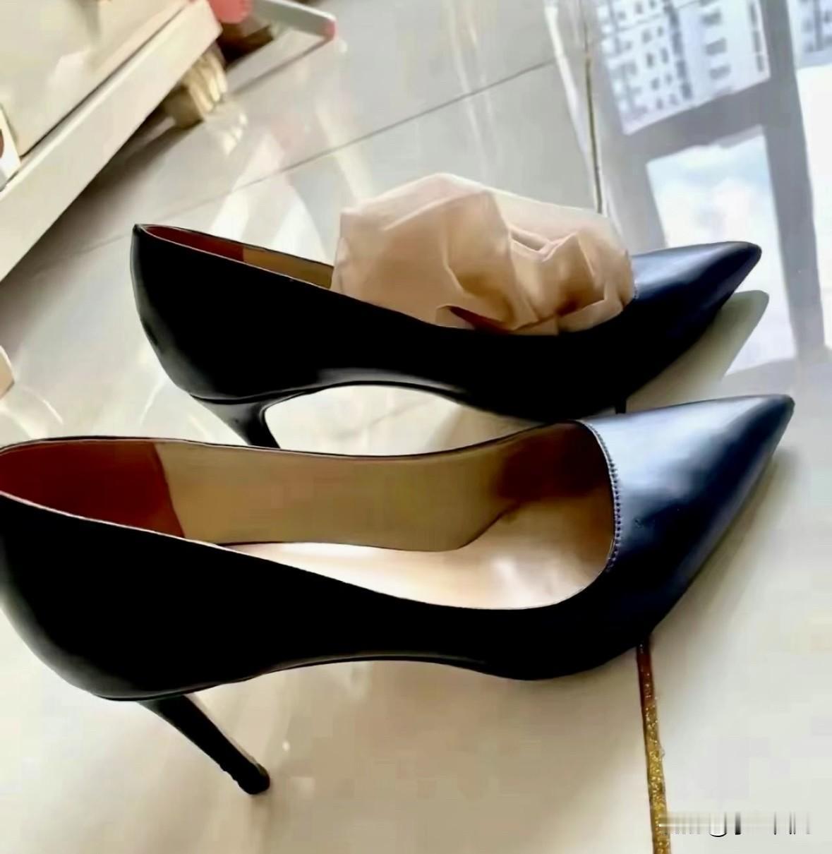 我认为买高跟鞋，就选这种高度的鞋跟最好，不高不矮正合适。要是鞋跟太高，整天穿着会