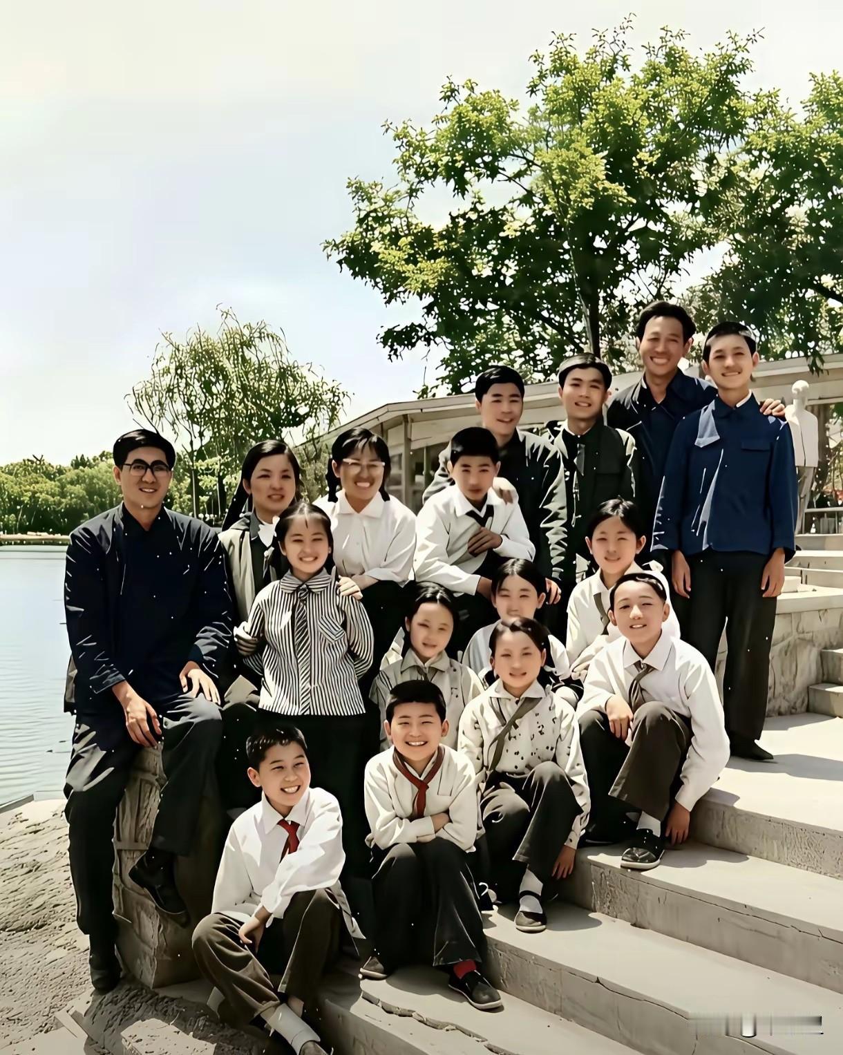 这是刘欢小学时期和老师同学的湖边合影，人群里一眼就看见了他，小时候虎头虎脑，眉眼