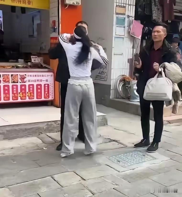 河南一女子婚内出轨被老公发现，两人火速离婚，结果剧情反转。她没跟情人双宿双飞，反