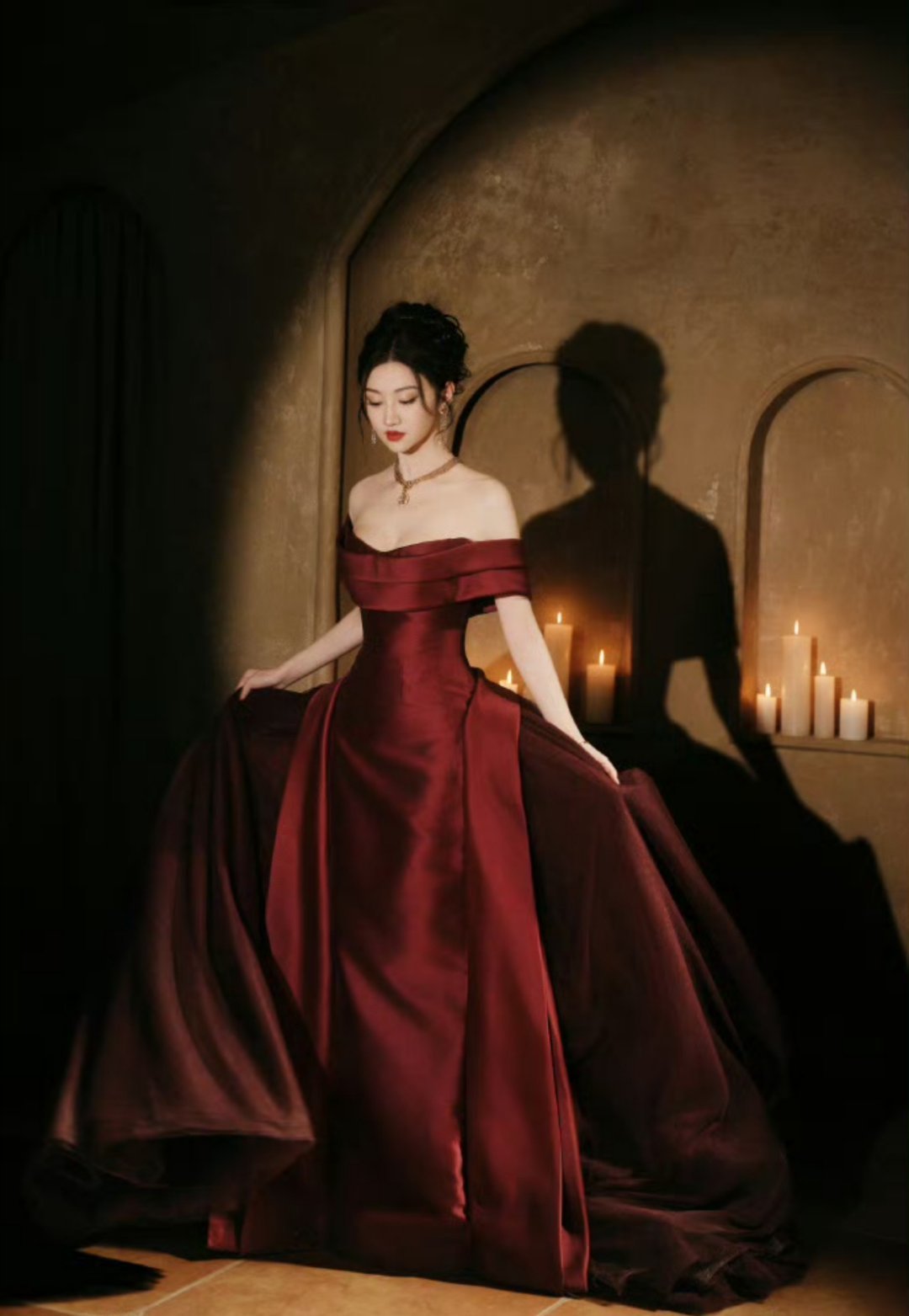 景甜肩颈线条姐姐的肩颈自带高级感穿红色也太惊艳了吧💫