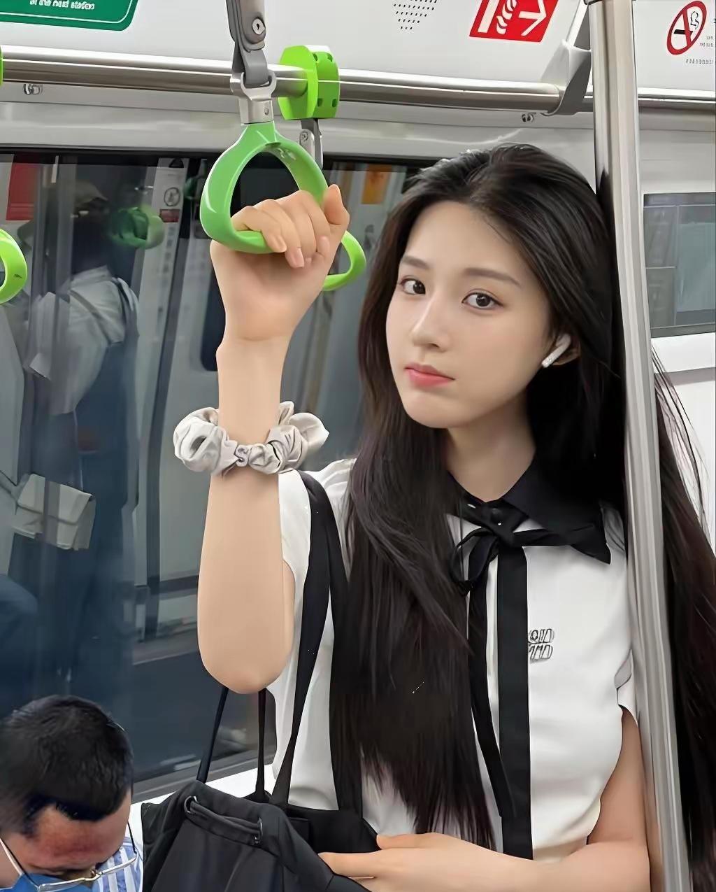 美女坐地铁发现手机被人偷了，正连着蓝牙放歌，她心想手机应该离自己不远，美女大喊：