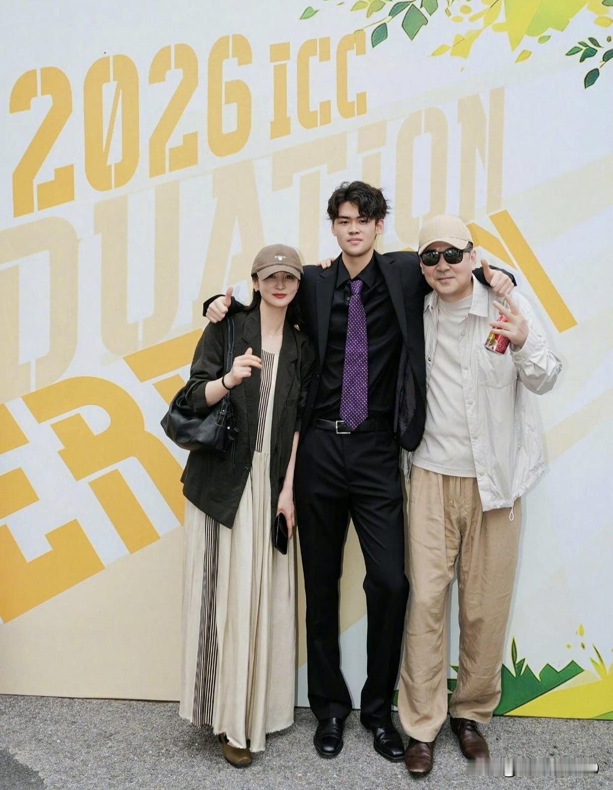 陈建斌的儿子，身高太吓人了，感觉快要赶上姚明了。要知道17岁的他，已经高出爸妈一