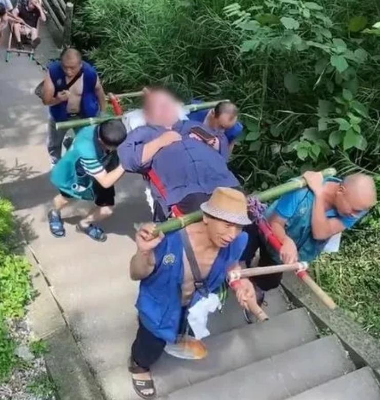 四川，一个263斤的大哥，花了两万多请9个轿夫把他抬上峨眉山，去财神殿拜财神，他
