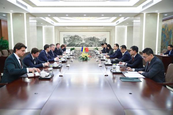 泽连斯基只剩7天，低调派人访华，到京却先见美国大使距离特朗普给泽连斯基定下的