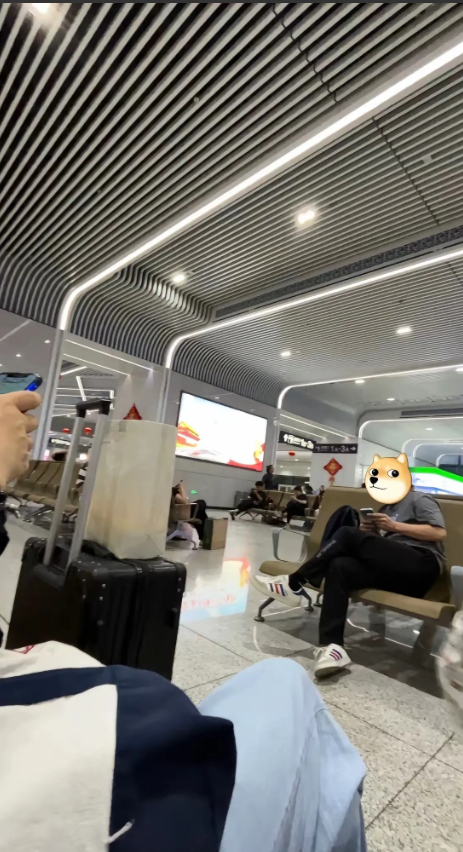 南京80后夫妻高铁站候车，遇20岁女孩求助
